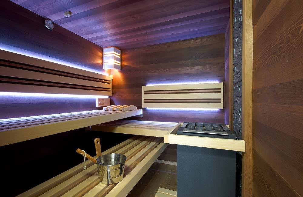 Interiér finské sauny Edge využívá dřevěný dekor desek Saunaboard