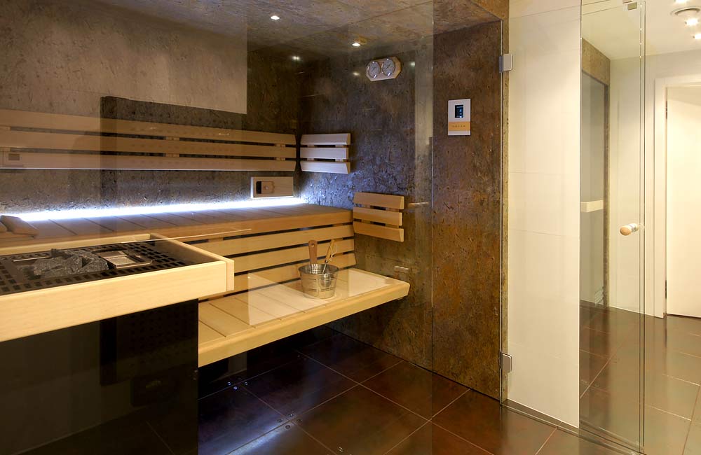 Sauna Modus s nadstandardním řešením stěn z kamenného dekoru desek Saunaboard