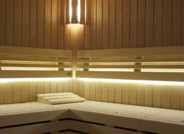 Veřejná finská sauna Native s barevným podsvícením opěrek