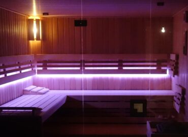 Vestavěná sauna Native s prosklením a léčivými světly