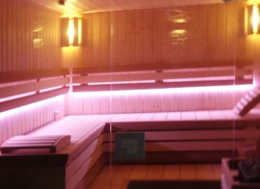 Vestavěná finská sauna Grand pro penzion v Koutech