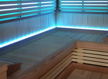 Vestavěná sauna Grand s obkladem z osiky a skleněnou stěnou