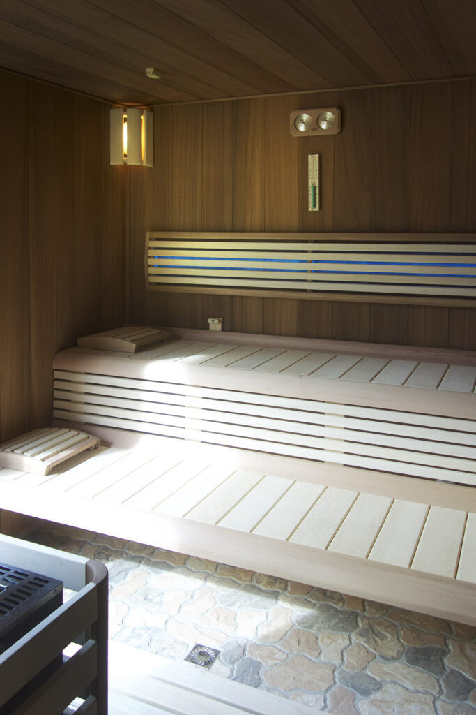 Vestavěná finská sauna Grand s velkým oknem do zahrady