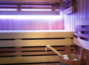 Vestavěná finská sauna Native a colorterapie k tomu