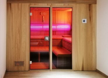 Plně vestavěná finská sauna Grand z abachi a cedru