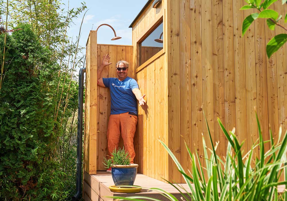Ochlazovací sprcha je součástí venkovní konstrukce sauny Native