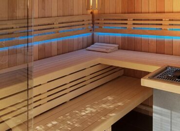 Báječná a prosklená luxusní bio-sauna Native na zahradě