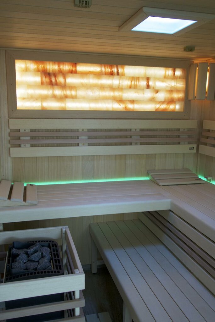 Sauna Native se solným panelem a svítícím teploměrem