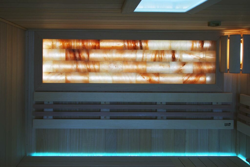 Sauna Native se solným panelem a svítícím teploměrem