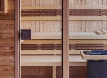 Venkovní sauna Native na terase s výhledem do posázavské přírody