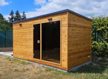 Venkovní sauna Grand s odpočívárnou a obkladem z cedru Venkovní sauna Grand s odpočívárnou a obkladem z cedru