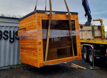 Jeřáb, nákladní auto a precizní řemeslo – venkovní sauna Native, která cestovala