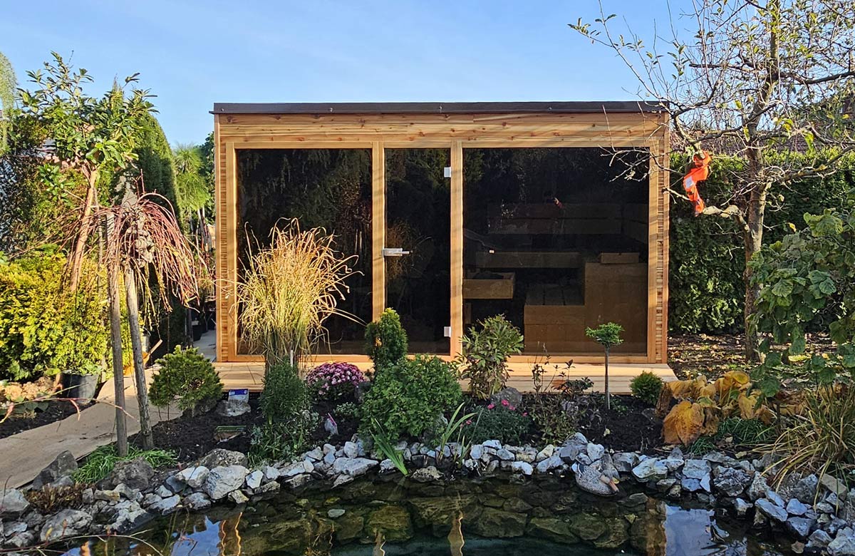 Venkovní sauna s výhledem na jezírko